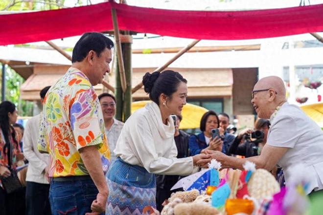 乡穿花衬衫和牛仔裤减龄皮塔卡也来了K8凯发登录七旬他信携手佩通坦回家