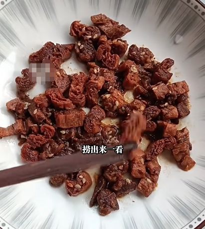 手撕牛肉干焯水后发现变豆腐干离了个大谱！男子75元一斤买(图2)